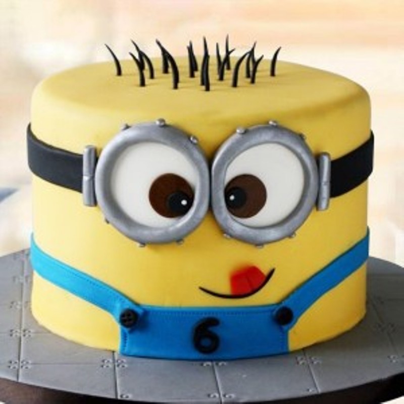 Delighting Minion Cake